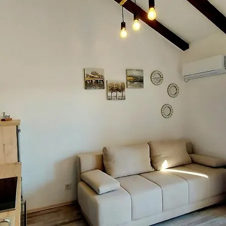 לינה וארוחת בוקר Galeb2 4*